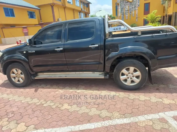 toyota-hilux-2010-black-big-3