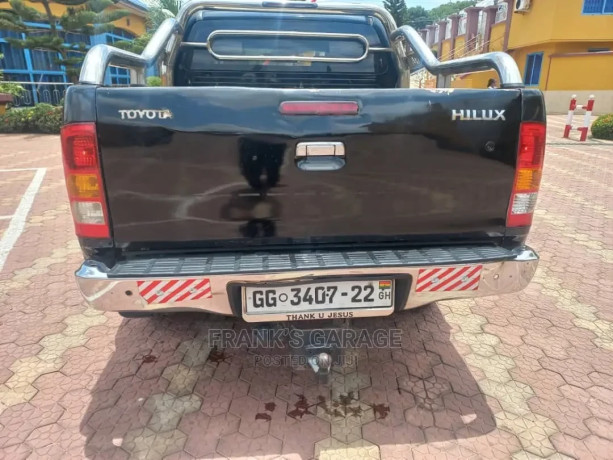 toyota-hilux-2010-black-big-1