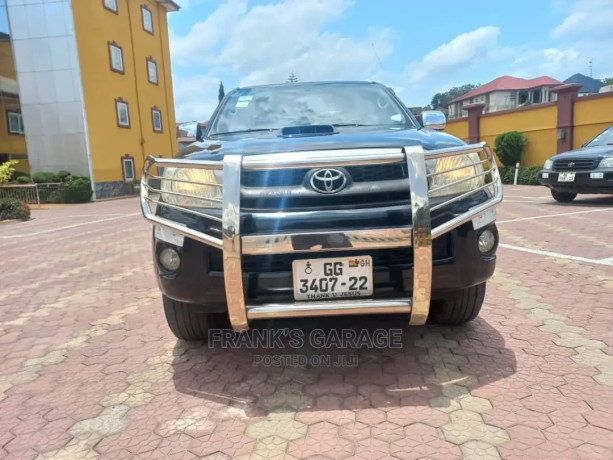 toyota-hilux-2010-black-big-0