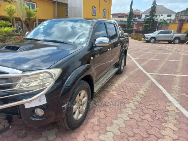 toyota-hilux-2010-black-big-4