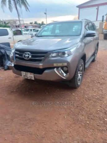 toyota-fortuner-2017-gray-big-1