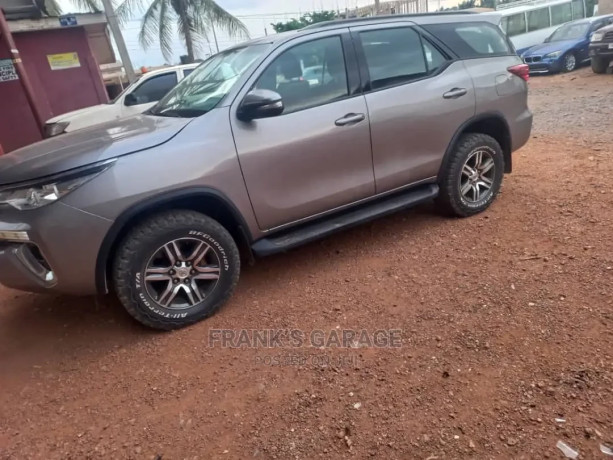 toyota-fortuner-2017-gray-big-2