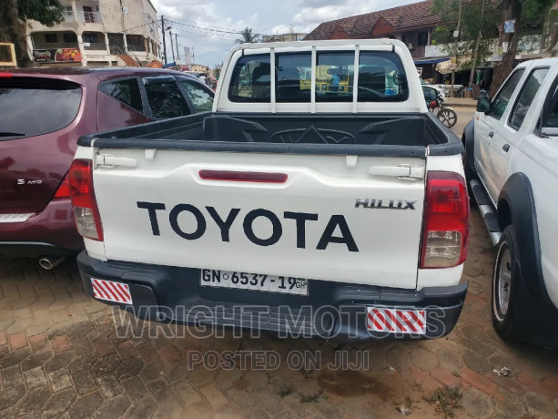 toyota-hilux-2018-white-big-4