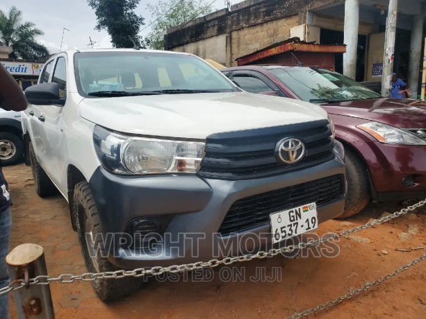 toyota-hilux-2018-white-big-1