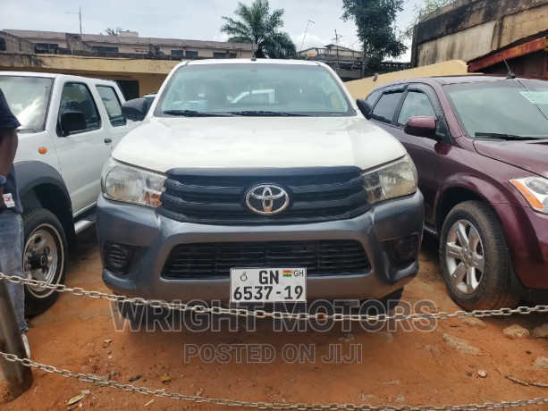 toyota-hilux-2018-white-big-0