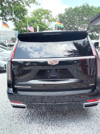 cadillac-escalade-2022-black-big-2