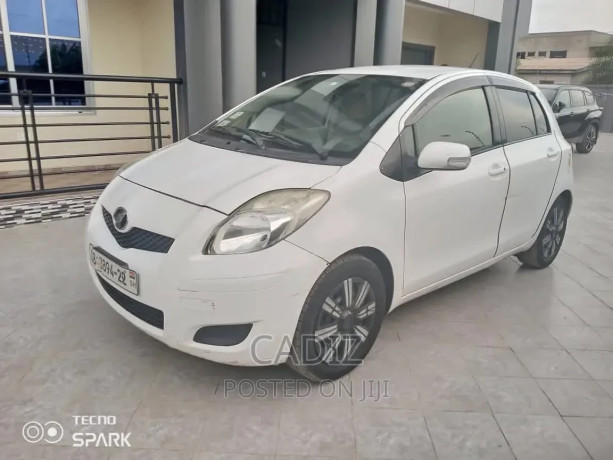 toyota-vitz-13-awd-3dr-2010-white-big-4