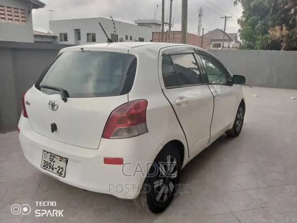 toyota-vitz-13-awd-3dr-2010-white-big-1