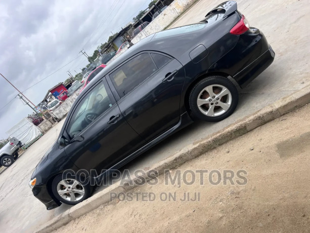 toyota-corolla-s-5-speed-2013-black-big-2