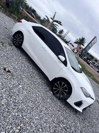 toyota-corolla-2017-white-big-3