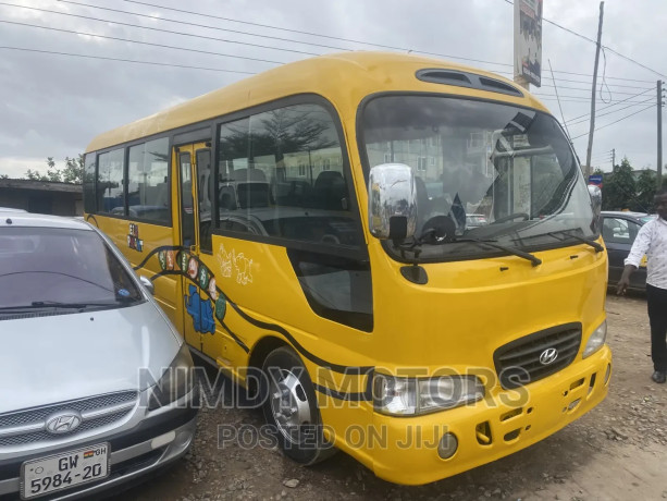 hyundai-county-2011-yellow-big-0