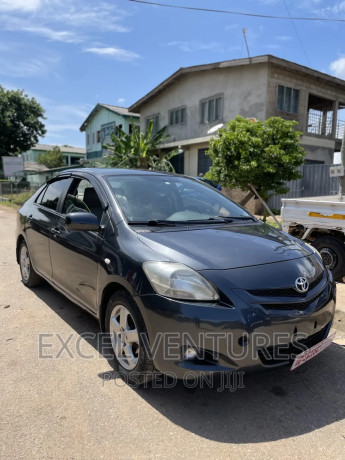 toyota-belta-2009-gray-big-0