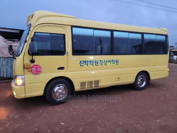 hyundai-county-2009-yellow-big-0