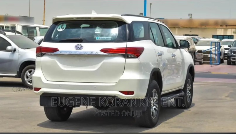 toyota-fortuner-2018-white-big-4