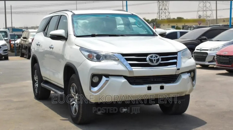 toyota-fortuner-2018-white-big-2