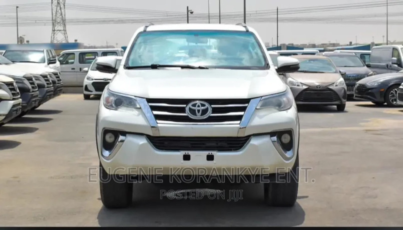 toyota-fortuner-2018-white-big-0