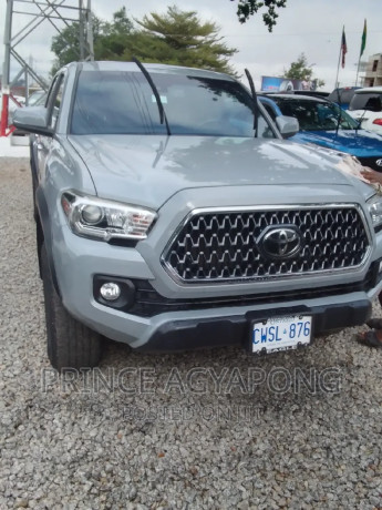 toyota-tacoma-2017-gray-big-3