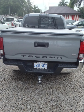 toyota-tacoma-2017-gray-big-0