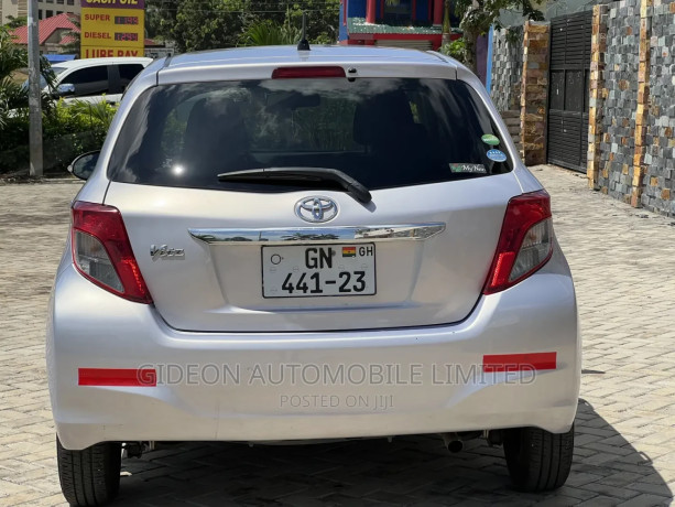 toyota-vitz-13-awd-5dr-2012-silver-big-3