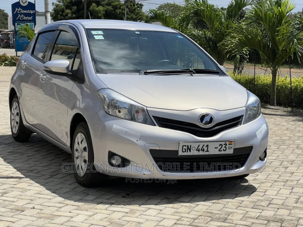 toyota-vitz-13-awd-5dr-2012-silver-big-4