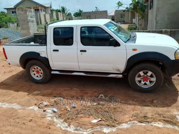 nissan-hardbody-2015-white-big-1