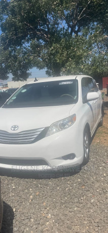 toyota-sienna-se-fwd-8-passenger-2013-white-big-3