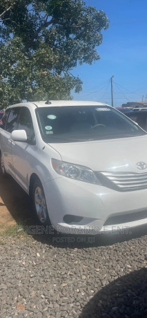 toyota-sienna-se-fwd-8-passenger-2013-white-big-1