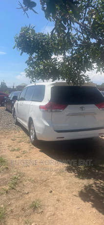 toyota-sienna-se-fwd-8-passenger-2013-white-big-2