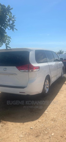 toyota-sienna-se-fwd-8-passenger-2013-white-big-4