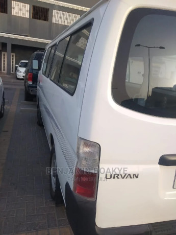 nissan-caravan-urvan-2010-white-big-3