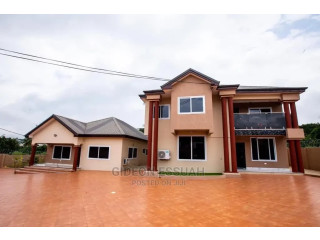 7bdrm House in Nsawam Adoagyir, Accra Metropolitan for sale