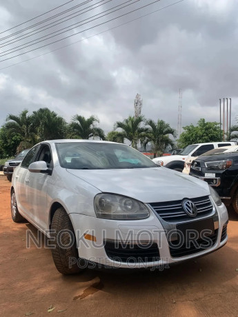 volkswagen-jetta-2011-white-big-3