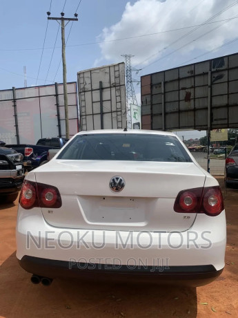 volkswagen-jetta-2011-white-big-1