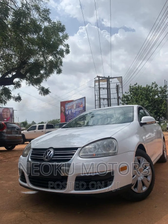 volkswagen-jetta-2011-white-big-2