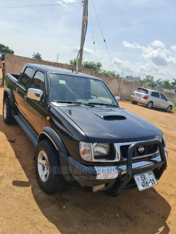 nissan-hardbody-2011-black-big-1