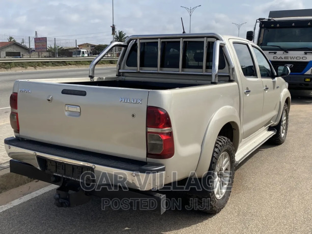 toyota-hilux-25-d-4d-4x4-srx-2012-beige-big-4