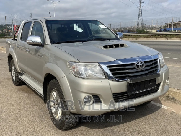 toyota-hilux-25-d-4d-4x4-srx-2012-beige-big-2