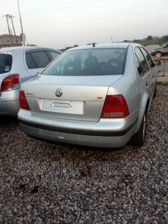 volkswagen-jetta-2005-silver-big-3