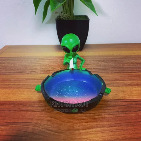 alien-ashtray-big-3
