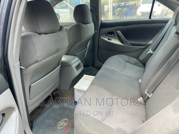 toyota-camry-2011-gray-big-4