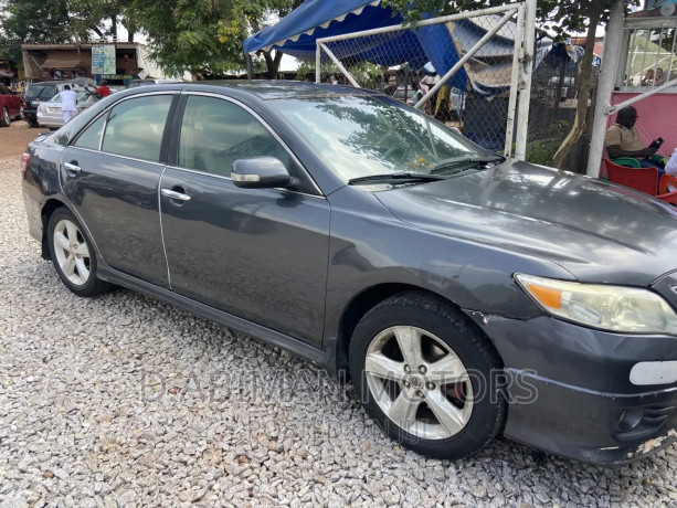 toyota-camry-2011-gray-big-1