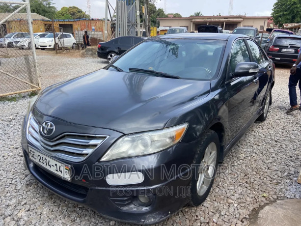 toyota-camry-2011-gray-big-3