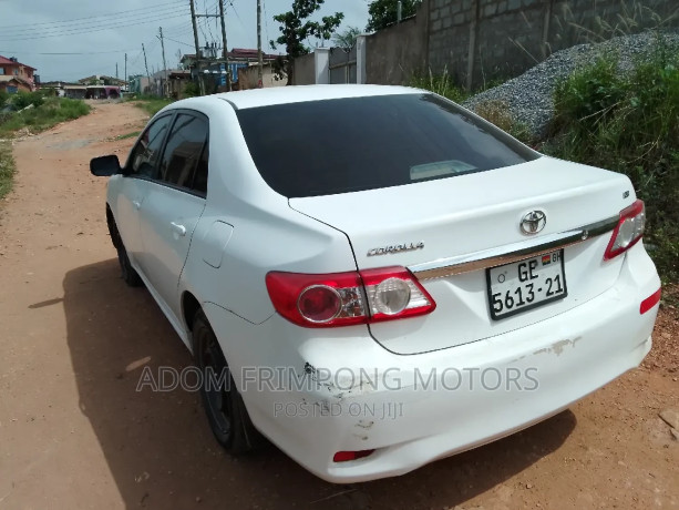 toyota-corolla-2013-white-big-0