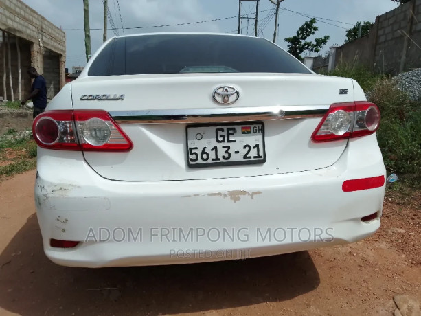 toyota-corolla-2013-white-big-2