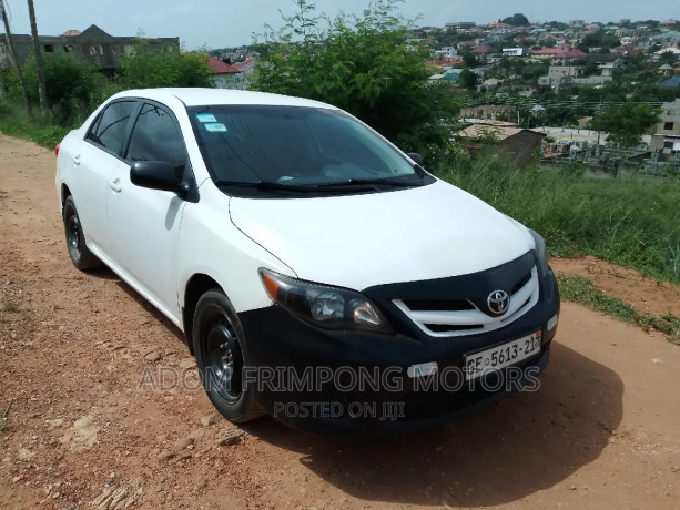 toyota-corolla-2013-white-big-3