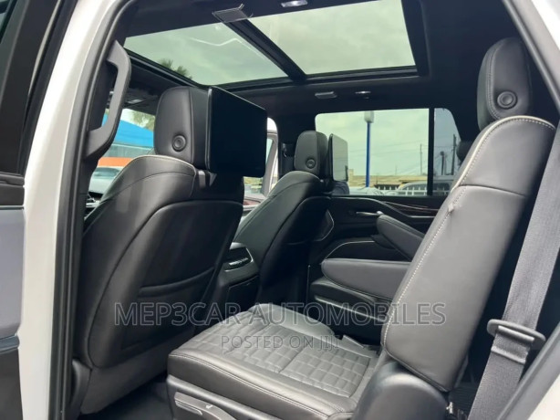 cadillac-escalade-2023-white-big-4