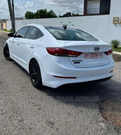 hyundai-elantra-2018-white-big-2