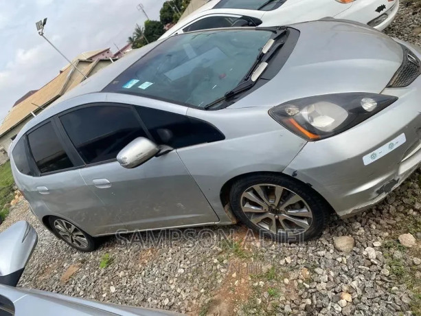 honda-fit-automatic-2012-silver-big-1