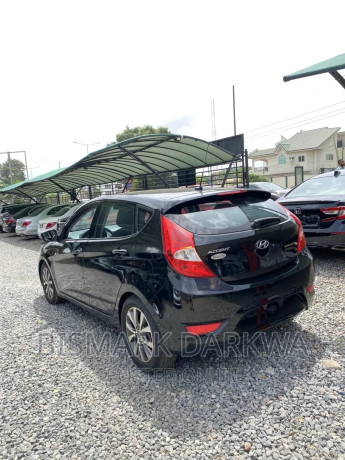 hyundai-accent-se-hatchback-2017-black-big-3