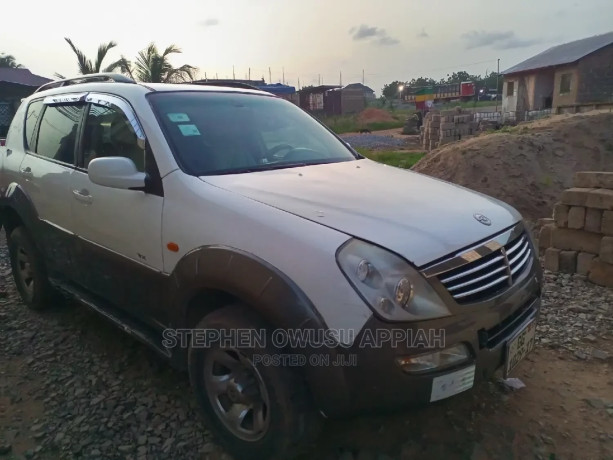 mercedes-benz-tn-2011-white-big-3